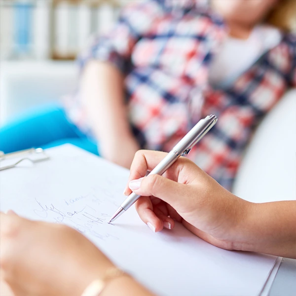 Profissional realizando avaliação neuropsicológica em paciente